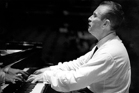 Claudio Arrau tocando el piano